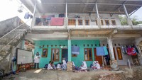 Sekolah tersebut terpaksa membuka kelas darurat di halaman kontrakan warga karena dua dari lima ruang kelas yang ada sudah rusak dan lapuk.
