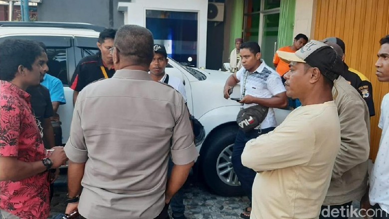 Massa Geruduk dan Ancam Bakar Kantor Harian Lokal di Ambon Massa Geruduk dan Ancam Bakar Kantor Harian Lokal di Ambon