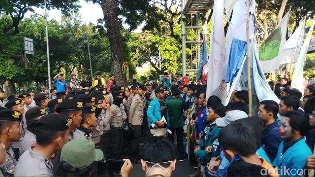 Massa yang hendak menuju Istana Negara ditahan polisi di area Patung Kuda