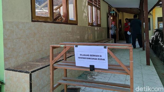 Atap SMPN 2 Jambon ambruk/