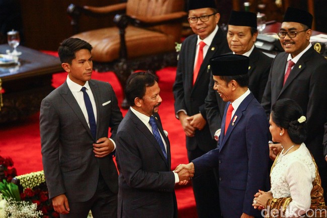 Busana yang sama tetap menemani penampilan Pangeran Brunei terebut saat menghadiri acara pelantikan di Gedung MPR/DPR RI, Senayan, Jakarta. (Foto: Dok. Detikcom)