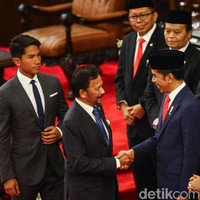 Busana yang sama tetap menemani penampilan Pangeran Brunei terebut saat menghadiri acara pelantikan di Gedung MPR/DPR RI, Senayan, Jakarta. (Foto: Dok. Detikcom)