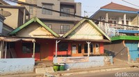 Beberapa orang lain mengalami luka. Ratusan jiwa terpaksa mengungsi di sejumlah tempat, salah satunya rumah dinas Wali Kota Batu.
