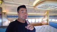 Kamar mewah ini memiliki kasur yang besar dan sofa. Menurut Sam Chui, si travel blogger kondang yang sendirian naik jet pribadi ini, area itu adalah salah satu favoritnya (Sam Chui)