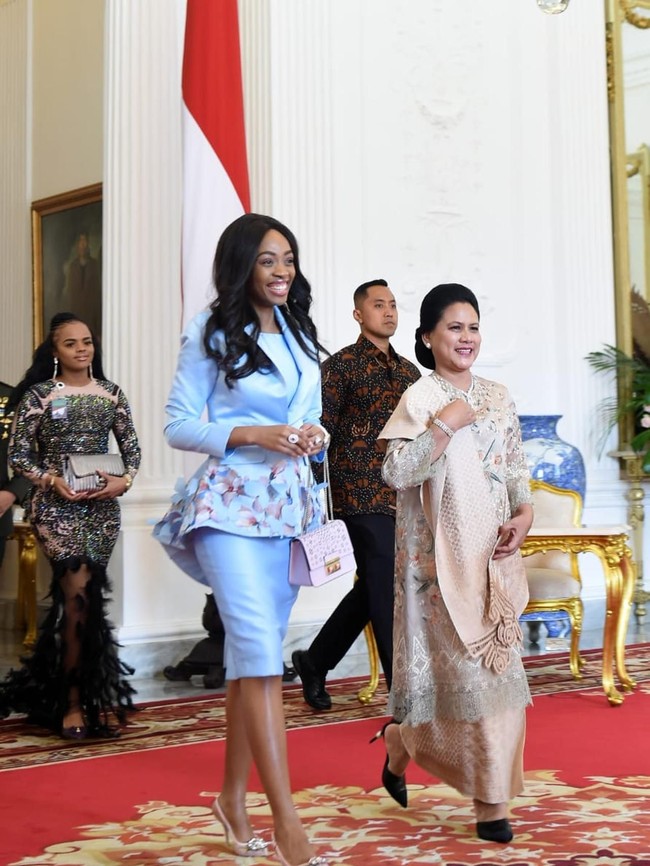 Eswatini sebenarnya adalah nama kerajaan di Afrika yang juga dikenal dengan nama Kerajaan Swaziland. Wanita yang oleh netizen Indonesia disebut dengan nama Putri Eswatini itu sebenarnya memiliki nama asli Sikhanyiso Dlamini. Dia hadir di Istana Presiden menjelang pelantikan Jokowi bersama ayah dan ibunya. Sang putri hadir dengan mengenakan dress hitam dengan detail bulu pada bagian rok. Foto: Dok. Biro Setpres Istana, Dok. Instagram