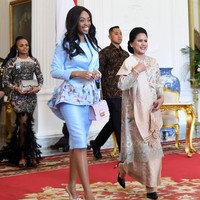 Eswatini sebenarnya adalah nama kerajaan di Afrika yang juga dikenal dengan nama Kerajaan Swaziland. Wanita yang oleh netizen Indonesia disebut dengan nama Putri Eswatini itu sebenarnya memiliki nama asli Sikhanyiso Dlamini. Dia hadir di Istana Presiden menjelang pelantikan Jokowi bersama ayah dan ibunya. Sang putri hadir dengan mengenakan dress hitam dengan detail bulu pada bagian rok. Foto: Dok. Biro Setpres Istana, Dok. Instagram