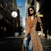 Gista mengubah fungsi kemeja panjang kotak-kotaknya menjadi outerwear. Dia memadankannya dengan blouse coklat dan celana jeans. Padu padannya ini tampak effortless.  Foto: dok. Instagram @gistaputri