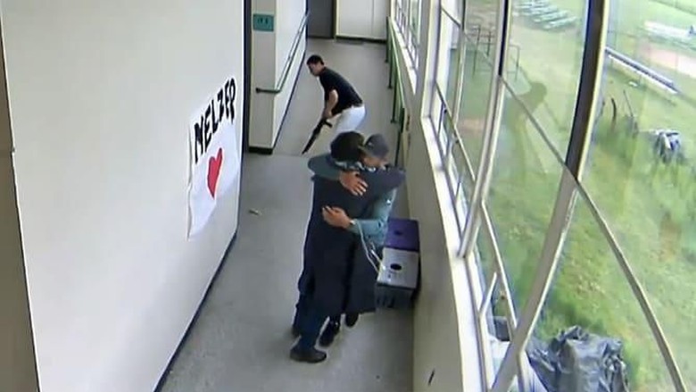 Saat Guru AS Melucuti dan Memeluk Siswa yang Bawa Shotgun ke Sekolah Saat Guru AS Melucuti dan Memeluk Siswa yang Bawa Shotgun ke Sekolah
