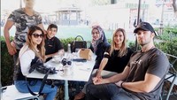 Di tengah-tengah kesibukannya dalam berbisnis, Medina Zein dan suami masih sempatkan untuk makan bersama dengan keluarga. Seperti pada foto ini, mereka nampak berada di restoran di luar negeri. Foto: Instagram @medinezein