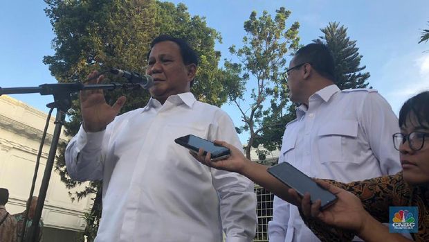 Prabowo Subianto dan Edhy Prabowo di Istana Negara (CNBC Indonesia/Chandra Gian Asmara)