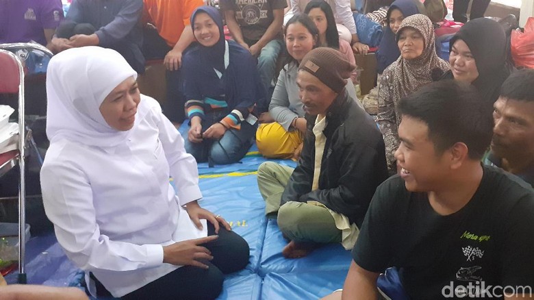 Datangi Pengungsi Angin Kencang, Gubernur Khofifah Minta Psikologi Support Datangi Pengungsi Angin Kencang, Gubernur Khofifah Minta Psikologi Support