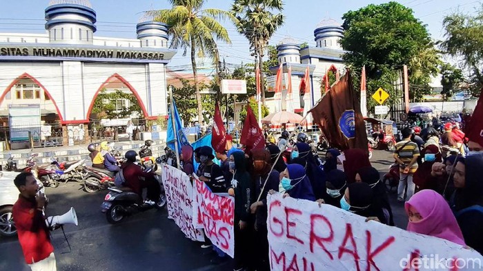 Mahasiswa Makassar Demo Blokir Jalan, Desak Jokowi Pilih Menteri yang Bersih