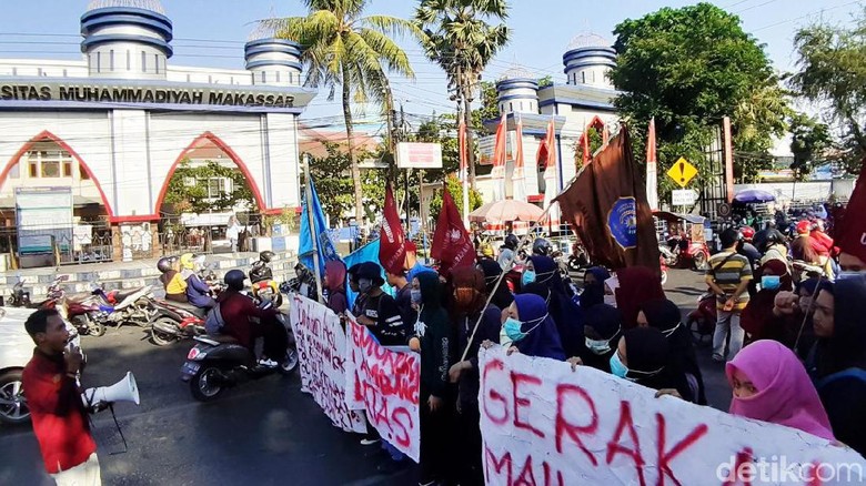 Mahasiswa Makassar Demo Blokir Jalan, Desak Jokowi Pilih Menteri yang Bersih Mahasiswa Makassar Demo Blokir Jalan, Desak Jokowi Pilih Menteri yang Bersih