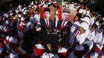 Antusias Siswa SD di Solo Pasang Foto Jokowi-Maruf Amin