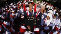 Para siswa SD nampak membawa foto Presiden Joko Widodo dan Wakil Presiden Maruf Amin untuk dipasang di dalam ruang kelas. Pemasangan kedua foto tersebut dilakukan turut merayakan resminya Presiden Joko Widodo dan Wakil Presiden Maruf Amin memimpin Indonesia untuk masa jabatan tahun 2019-2024. Antara Foto/Maulana Surya
