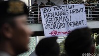 Sejumlah spanduk juga poster berisi kritik dan aspirasi massa mahasiswa turut dibentangkan dalam aksi tersebut.