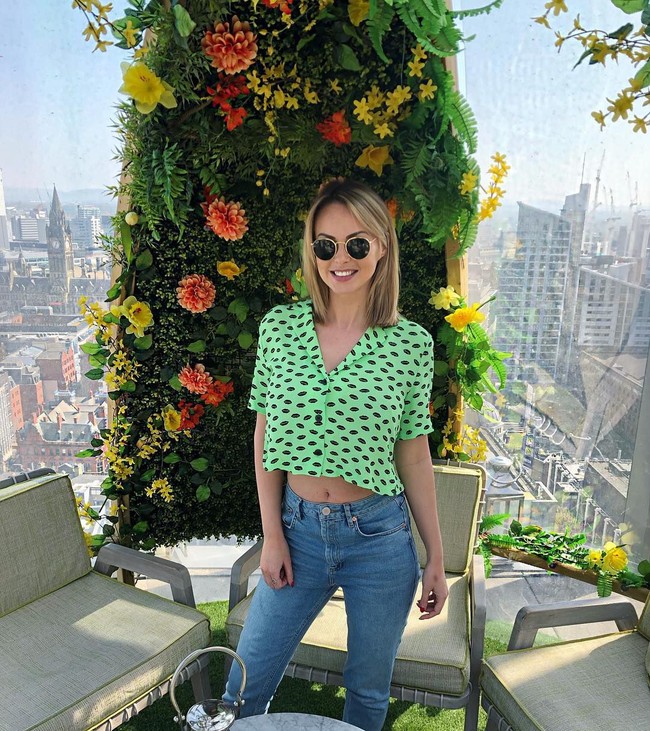 Rhian pun tak segan untuk berfoto topless. Untuk 2020 mendatang, wanita berambut pirang itu kembali akan melakukan pemoteran tanpa busana untuk sebuah kalender.  Foto: dok. Instagram