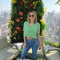 Rhian pun tak segan untuk berfoto topless. Untuk 2020 mendatang, wanita berambut pirang itu kembali akan melakukan pemoteran tanpa busana untuk sebuah kalender.  Foto: dok. Instagram