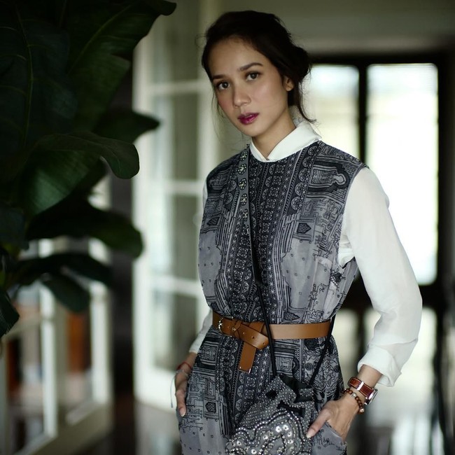 Ingin tampil dengan dress motif tanpa lengan untuk ke kantor? Bisa tiru gaya Gista ini. Ia memasangkan dress motifnya tanpa lengan dengan ke kemeja sebagai dalaman.  Foto: dok. Instagram @gistaputri