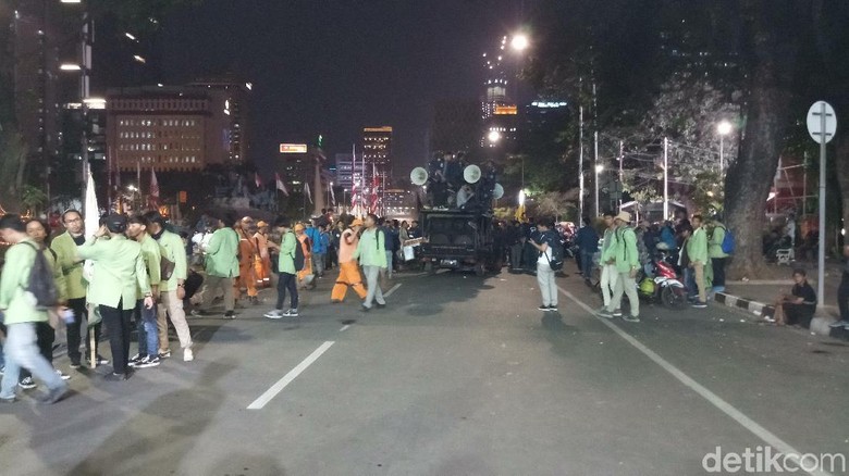 Usai Demo di Patung Kuda, Massa BEM SI Bubar Usai Demo di Patung Kuda, Massa BEM SI Bubar