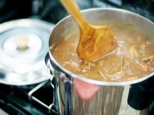 Jangan Panik! 5 Cara Mudah Mengatasi Saus yang Terlalu Asin