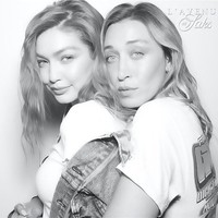 Meski punya ibu yang berbeda, Alana pun mengaku cukup dekat dengan adik-adiknya yang kini menjadi supermodel itu. Walaupun Gigi dan Bella terkenal dan betapa mereka bekerja keras, kami adalah saudara. Kami pergi belanja, kami masak sedikit, kamu punya grup chat. Kami melakukan banyak hal yang dilakukan saudari, tuturnya. Foto: Instagram @lanzybear