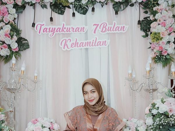 Gaya Istri Young Lex Berhijab Saat Pengajian 7 Bulan Kehamilan