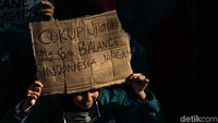 Seorang mahasiswa membawa poster berisi aspirasinya terhadap kondisi Indonesia saat ini.