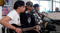 Ia pun kembali berjuang di industri musik hingga akhirnya lagu hitsnya Selow laris manis.