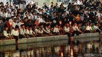 Para santri terlihat sangat antusias mengikuti acara.