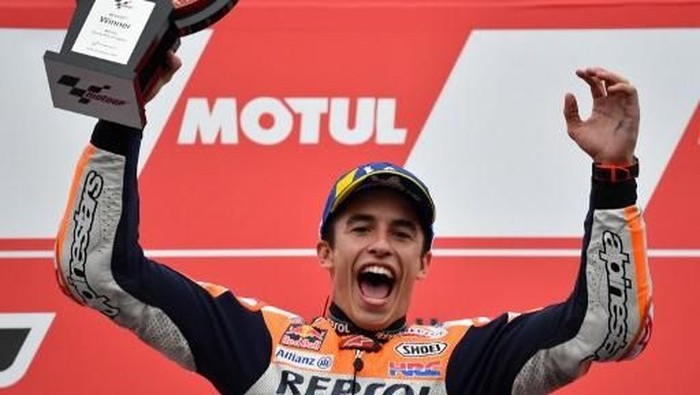 Japanese Grand Prix winner Repsol Honda Team rider Marc Marquez of Spain celebrates on the podium after the MotoGP class Japanese Motorcyle Grand Prix at the Twin Ring Motegi circuit in Motegi, Tochigi prefecture on October 20, 2019. (Photo by Toshifumi KITAMURA / AFP)