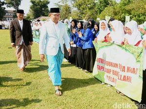 Bersarung di Hari Santri, Ridwan Kamil: 1.100 Pesantren Siap Pasarkan Produk