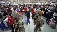Sejumlah polisi militer nampak bersiaga dan memperketat pengamanan di salah satu pusat perbelanjaan yang berada di Ibu Kota Chile, Santiago, pascaaksi protes kenaikan tarif transportasi umum yang berujung kerusuhan beberapa waktu lalu. AP Photo/Luis Hidalgo.
