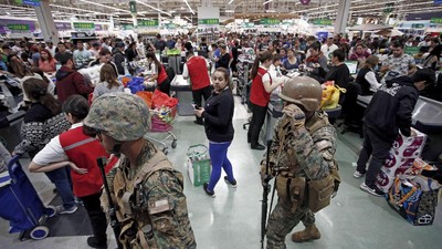 Polisi Militer Berjaga di Pusat Perbelanjaan Pascarusuh di Chile