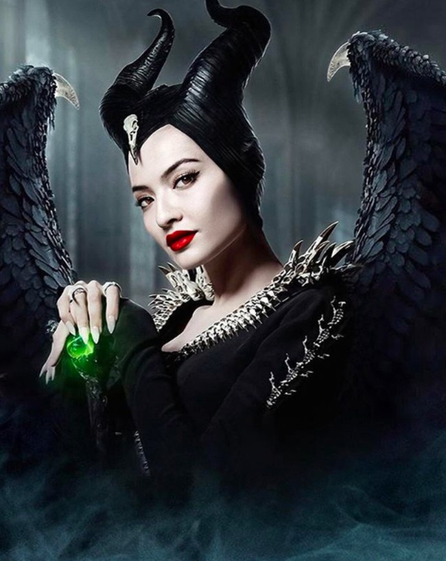 Raline Shah menjadi artis Indonesia yang perdana mengunggah penampilannya sebagai Maleficent. Raline memamerkan fotonya yang tampil bak Maleficent ke Instagram pada 19 Oktober 2019, jauh sebelum Halloween digelar. My latest movie is out! 😝 #maleficent #fake #it #till #you #make #it, demikian bintang film itu menulis pada keterangan fotonya. Aksi Raline menjadi Maleficent ini merupakan karya dari seniman digital, Lee Digital Artist.  Foto: Instagram