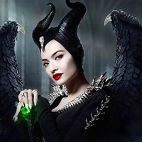 Raline Shah menjadi artis Indonesia yang perdana mengunggah penampilannya sebagai Maleficent. Raline memamerkan fotonya yang tampil bak Maleficent ke Instagram pada 19 Oktober 2019, jauh sebelum Halloween digelar. My latest movie is out! 😝 #maleficent #fake #it #till #you #make #it, demikian bintang film itu menulis pada keterangan fotonya. Aksi Raline menjadi Maleficent ini merupakan karya dari seniman digital, Lee Digital Artist.  Foto: Instagram