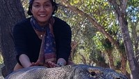 Tak hanya mampir ke Pulau Padar, ibu Sri juga sempat berfoto bareng Komodo yang jadi ikon utama Taman Nasional Komodo (@smindrawati/Instagram)  