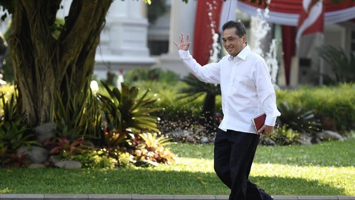 Ketum PB Ikatan Anggar seluruh Indonesia Agus Suparmanto tiba Kompleks Istana Kepresidenan di Jakarta, Selasa (22/10/2019). ANTARA FOTO/Puspa Perwitasari/hp