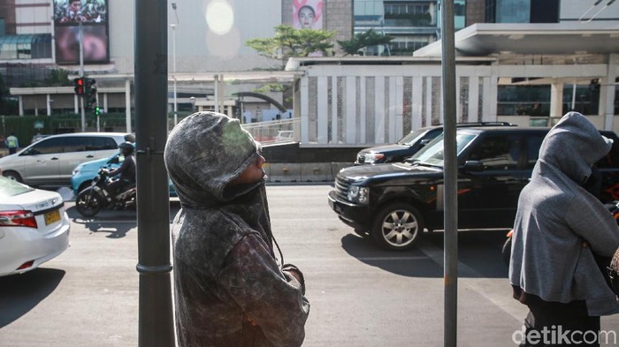 Suhu panas dan terik di Jakarta terhitung tembus 35 derajat celcius. Hal itu disebabkan posisi matahari dan minimnya awan.