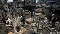 Usai api berhasil dipadamkan, warga mulai berdatangan ke rumah-rumah mereka yang telah hangus dilalap api untuk mengumpulkan berbagai benda berharga yang masih dapat diselamatkan, Selasa (22/10/2019).