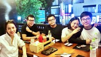 Suami Gista Putri ini memiliki 4 anak dari dua pernikahan sebelumnya. Mereka terlihat kompak saat menghabiskan malam minggu dengan makan ramen di kawasan Kemang Foto: Instagram wishnutama