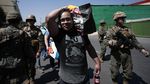 Polisi Militer Berjaga di Pusat Perbelanjaan Pascarusuh di Chile