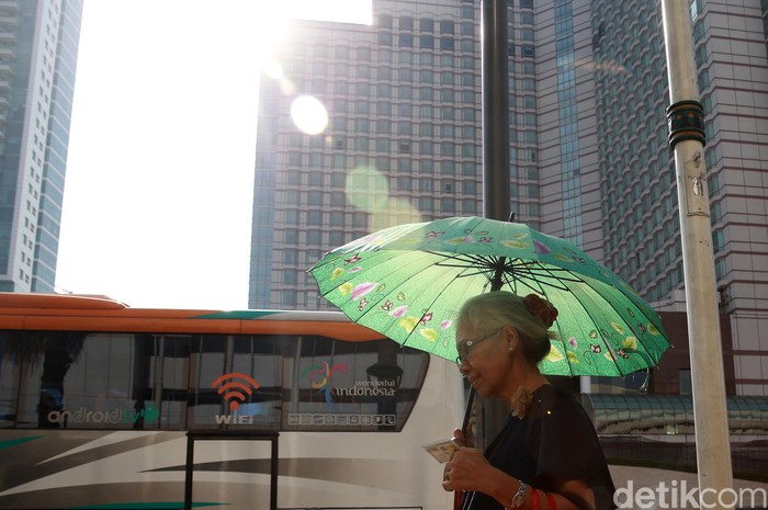 Suhu panas dan terik di Jakarta terhitung tembus 35 derajat celcius. Hal itu disebabkan posisi matahari dan minimnya awan.