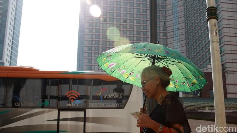 Suhu Panas Jakarta Tembus 35 Derajat Suhu panas dan terik di Jakarta terhitung tembus 35 derajat celcius. Hal itu disebabkan posisi matahari dan minimnya awan.