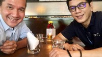 Abis makan siang dan ketawa2 seru dengan sahabat kecil saya Francois @yongyava yang juga sama2 bareng kuliah di #boston, tulis Wishnutama. Saat di Boston, ia mengambil jurusan Liberal Arts di Mount Ida College. Foto: Instagram wishnutama