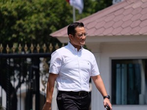 Berkemeja Putih, Politikus PDIP Juliari Batubara Juga Merapat ke Istana