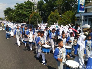 Kemeriahan Hari Santri di Ciamis: Pawai dan Makan Nasi Liwet