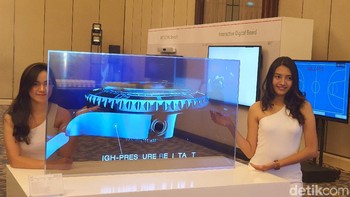 Dengan panel transparan, pengguna dapat menggabungkan produk dengan informasi digital. Produk tersebut biasanya ditempatkan di belakang layar. Foto: Adi Fida Rahman/detikINET