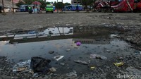Kubangan air tampak terdapat di tengah terminal.