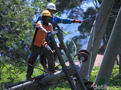 15 Tiang Roboh Diterpa Angin, Listrik di Pangalengan 2 Hari Mati